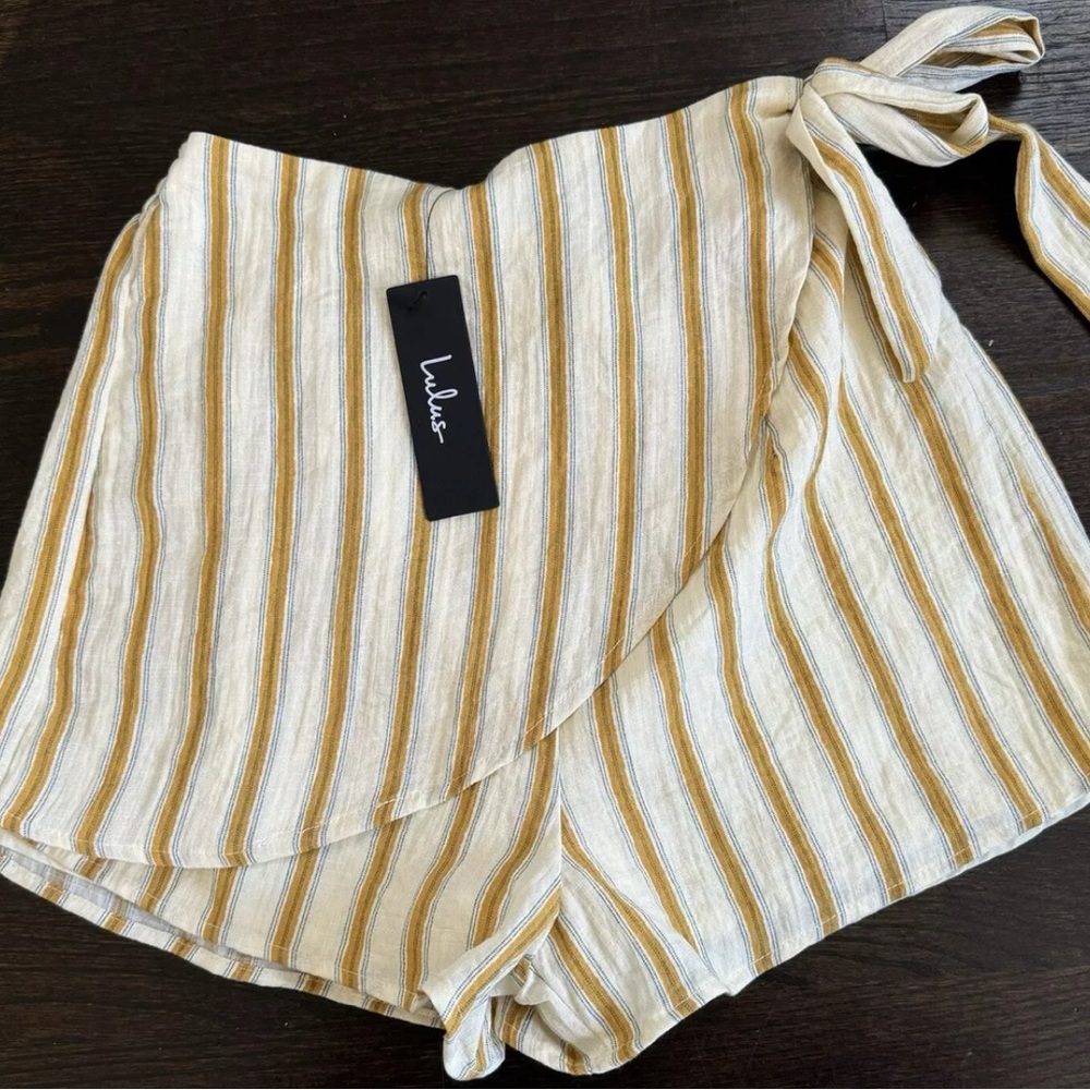Lulu's Women's Striped Tan and White Shorts